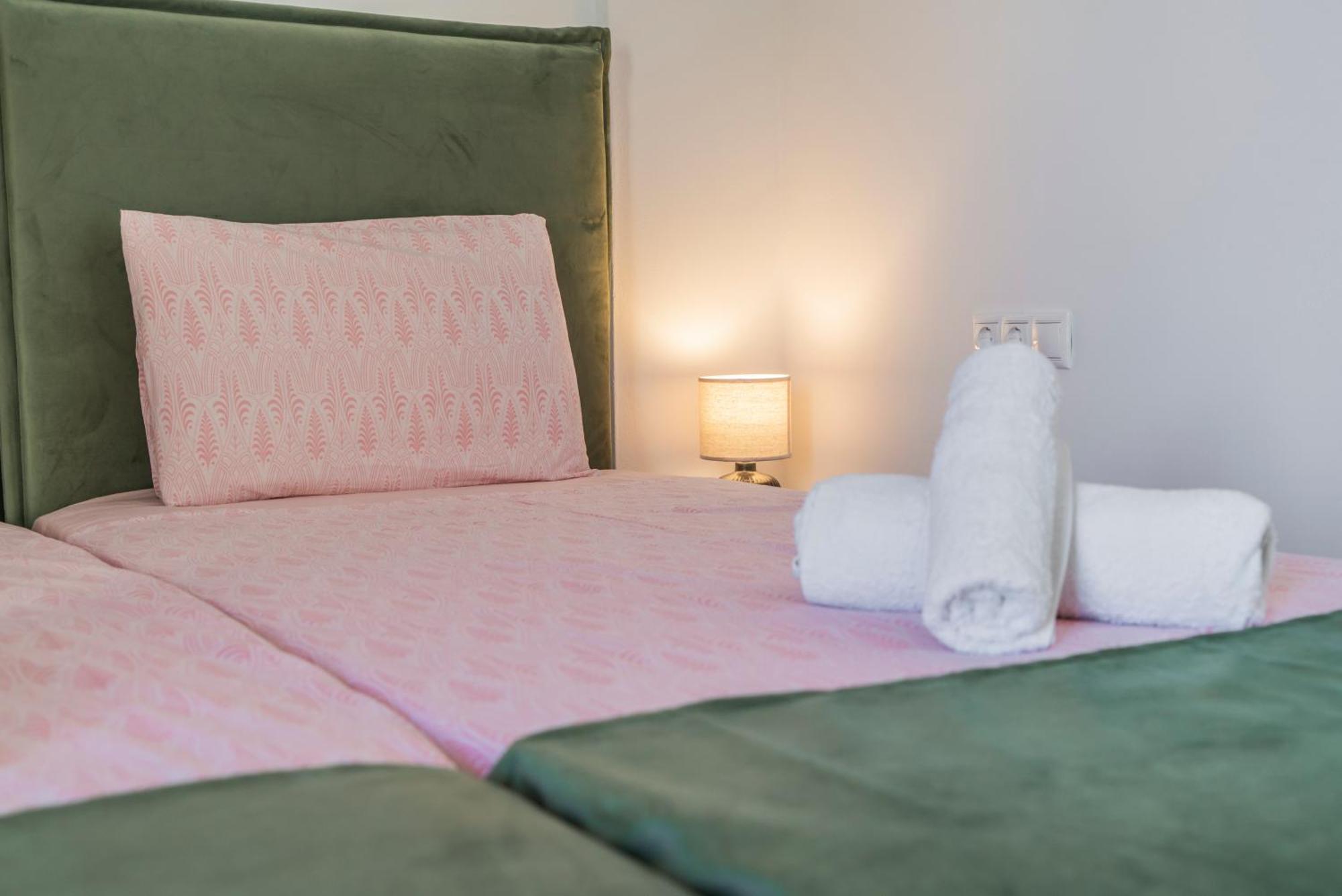 Neon 2Br Luxurious Central Apt Heraklion ภายนอก รูปภาพ